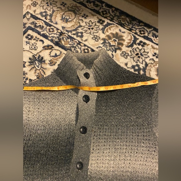 Guess sweater mens fits like M on tag is xs - Picture 6 of 10